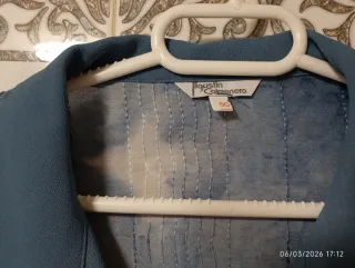 Camisa azul con detalles de lentejuelas