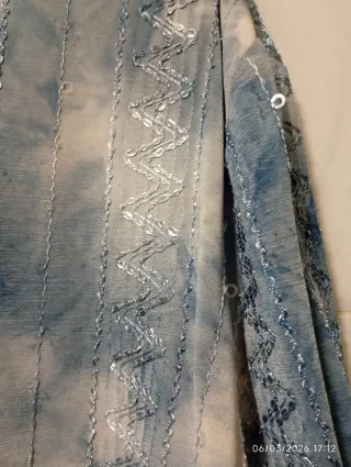 Camisa azul con detalles de lentejuelas