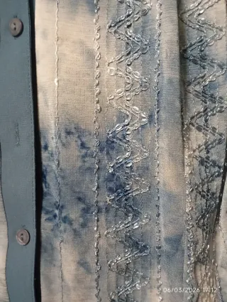 Camisa azul con detalles de lentejuelas