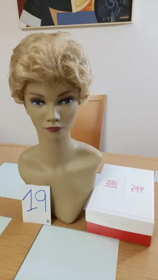 Peluca sintética rubia corta