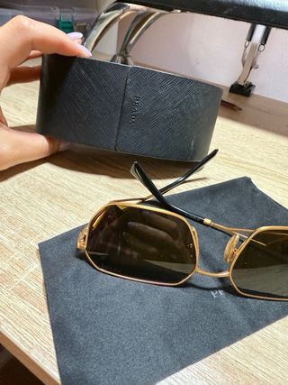 Gafas de sol Prada doradas originales