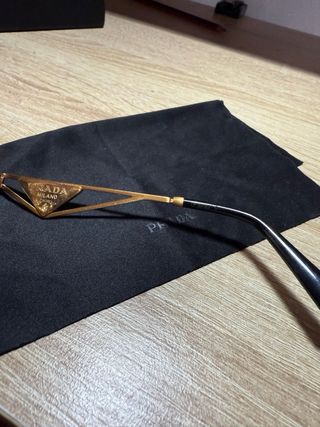 Gafas de sol Prada doradas originales