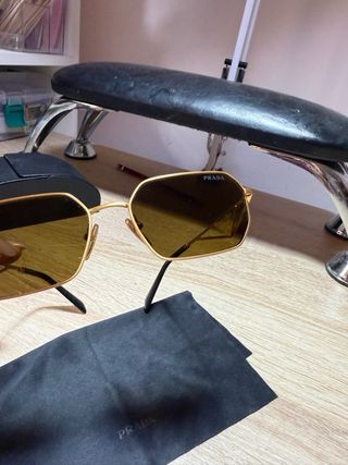 Gafas de sol Prada doradas originales