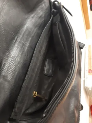 Bolso negro con tachuelas