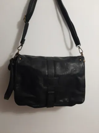 Bolso negro con tachuelas