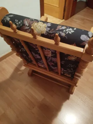 Dolce culla in legno con cuscini floreali, ne ho due