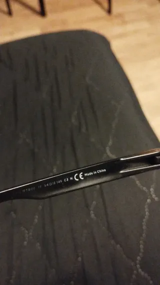 Gafas de sol negras sin graduar