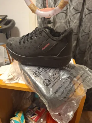 Zapatillas negras suela alta pelito