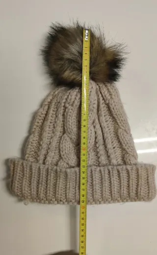 Gorro de punto trenzado con pompón