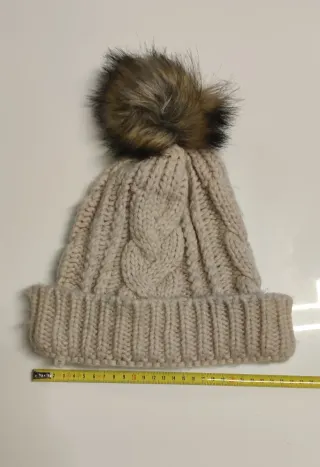 Gorro de punto trenzado con pompón