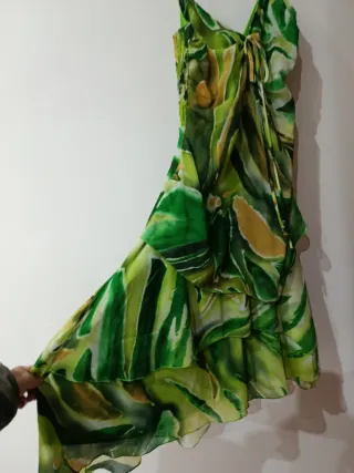 Vestido verde y beige con volantes