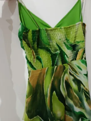Vestido verde y beige con volantes