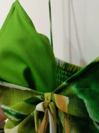 Vestido verde y beige con volantes