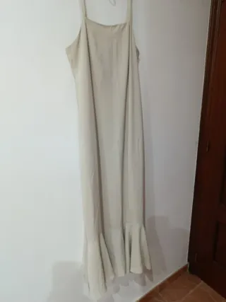 Vestido verde y beige con volantes