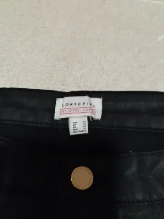 Pantalones efecto piel negro Cortefiel