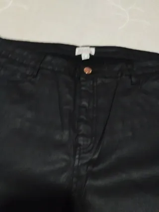 Pantalones efecto piel negro Cortefiel