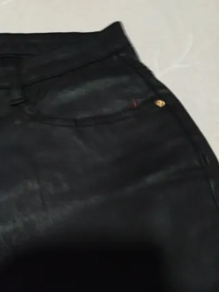 Pantalones efecto piel negro Cortefiel