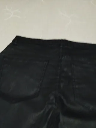 Pantalones efecto piel negro Cortefiel