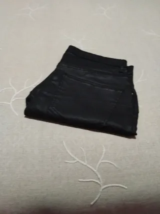 Pantalones efecto piel negro Cortefiel