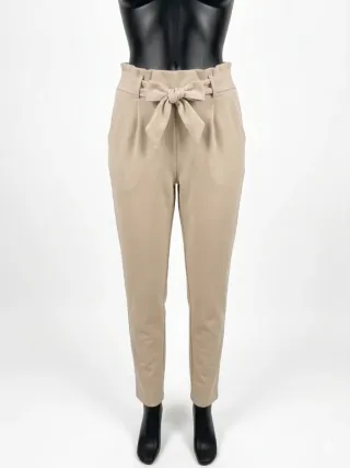 Pantalón de vestir beige con lazo