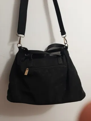 Bolso negro con bandolera