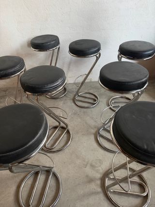 Taburetes de diseño plateados y negros