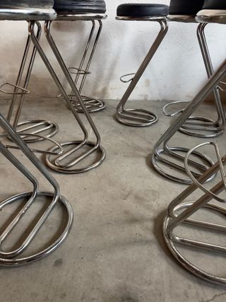 Taburetes de diseño plateados y negros