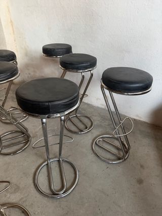 Taburetes de diseño plateados y negros