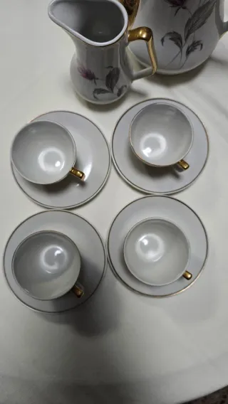 Juego de tazas y tetera de porcelana