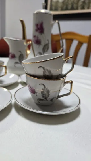 Juego de tazas y tetera de porcelana
