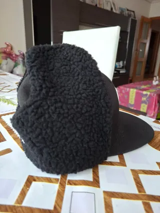 Gorra New Era Raiders negra con orejeras