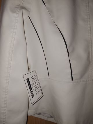 Chaqueta efecto piel blanca