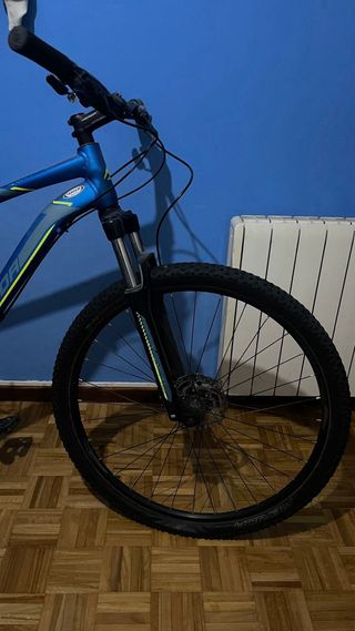 Bicicleta de montaña azul Merida