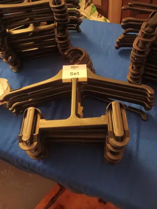 Lote de 48 perchas para ropa de bebé