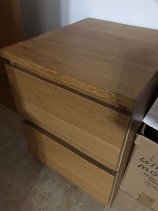 Mesita de noche de madera con 2 cajones