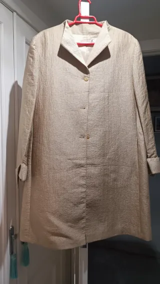 Chaqueta larga beige dorada