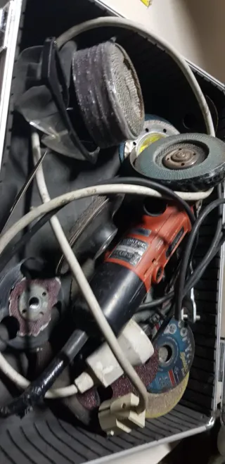 Maletín con amoladora y discos