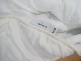 Edredón blanco cama matrimonio