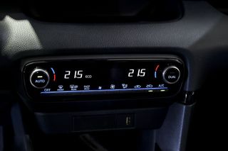 Toyota Yaris   1.5 120H Style P. Premier Edition