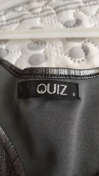Vestido T/S de Quiz. Punto de calidad gris metal