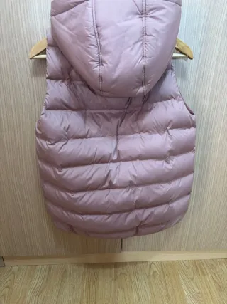 Chaleco acolchado rosa con capucha