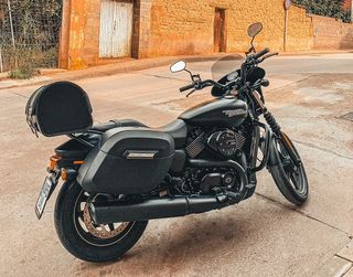 Harley Davidson Street 750 negra