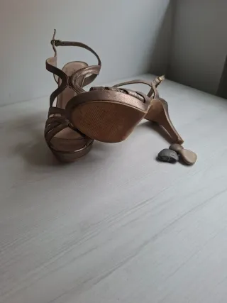 Sandalias de fiesta beige y doradas