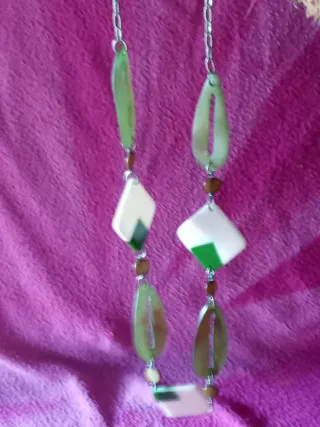 COLLARES CON PIEDRAS Y ADORNOS DE COLORES:1X2€