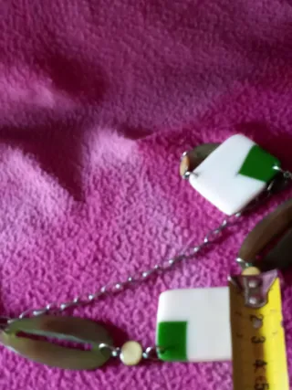 COLLARES CON PIEDRAS Y ADORNOS DE COLORES:1X2€