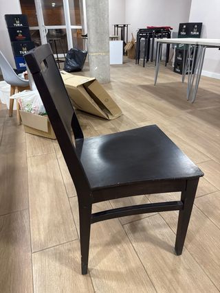 Silla de madera negra tengo 11 en total.