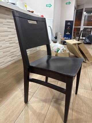 Silla de madera negra tengo 11 en total.