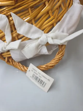 Cesta de ropa limpia beige y blanca