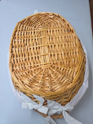 Cesta de ropa limpia beige y blanca