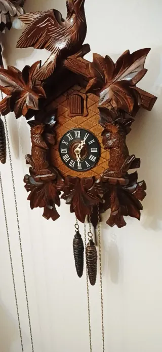 Orologio a cucù in legno intagliato